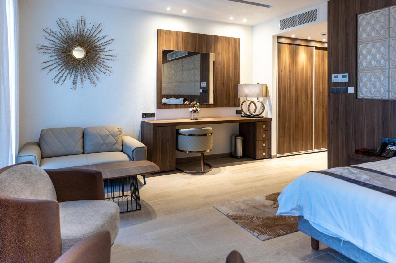 Leonardo Boutique Hotel Larnaca Buitenkant foto